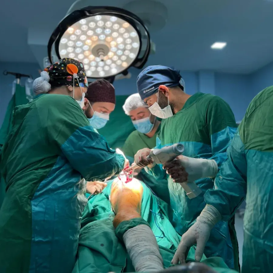 Uzm. Dr. Ziya Şəmmədli ortopedik əməliyyat zamanı