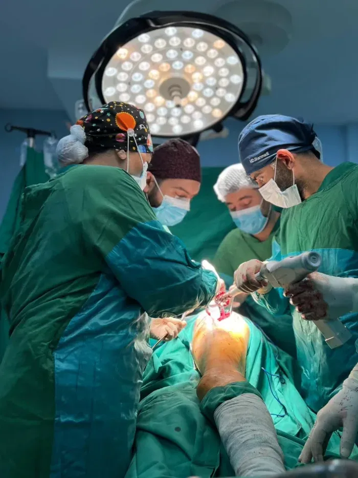 Uzm. Dr. Ziya Şəmmədli ortopedik əməliyyat zamanı